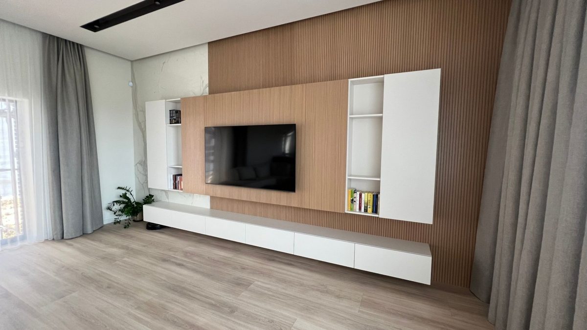 TV siena su ąžuolo lamelėmis