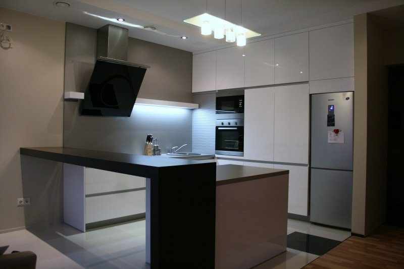 Virtuvė su sala be rankenėlių, L formos baras
